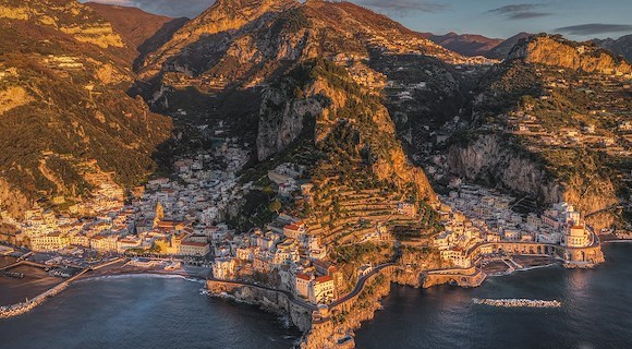 The first ways of morning light ignite Amalfi, Atrani and the magic of the coast